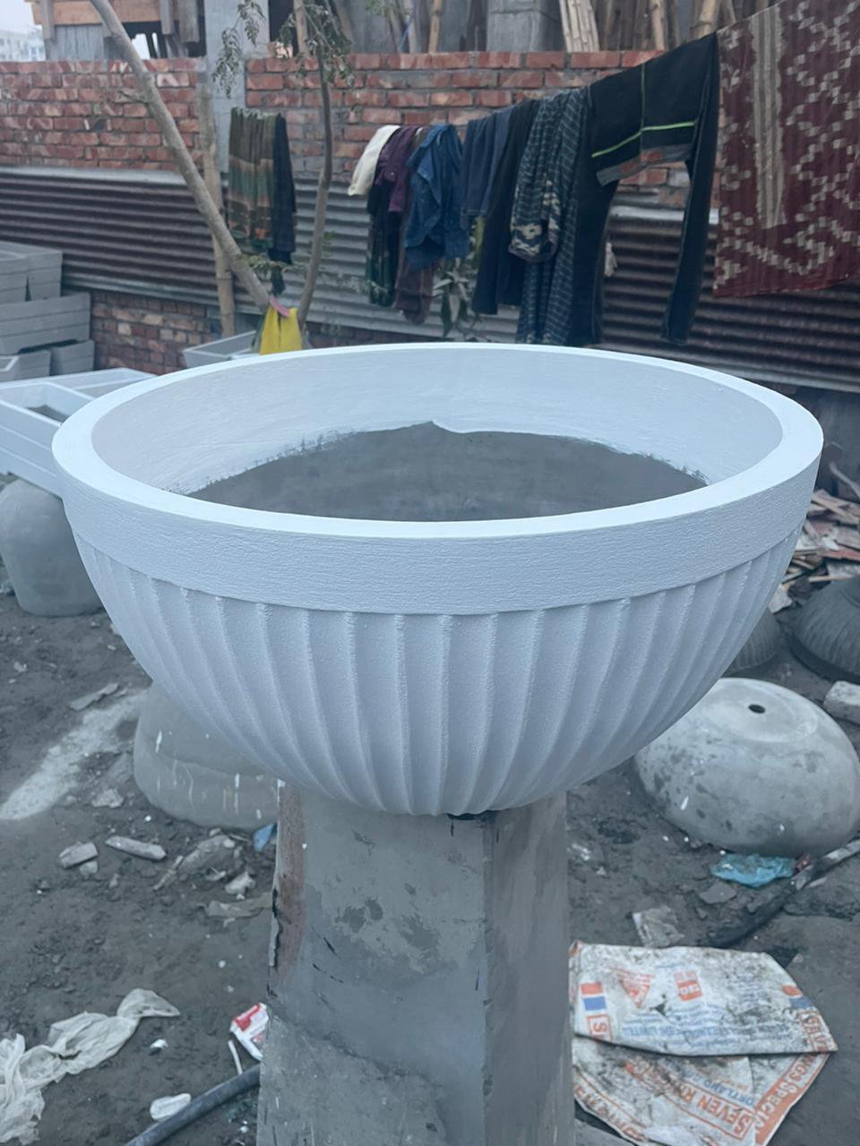 প্লান্ট টব। বা চারি,
ধরন। সিমেন্ট এর,
সাইজ। হাইট ১৪, পাস ৩০ ইঞ্চি, ফিনিশিং ভালো ওজন বেশী